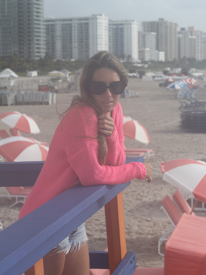 Outfit with fucsia sweater and denim shorts in Miami Beach by fashion blogger Mónica Sors, from Mes Voyages à Paris