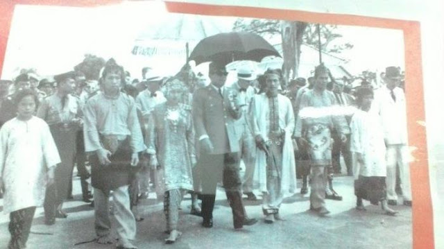 Antara Payung Jokowi dan Payung Bung Karno Antara Payung Jokowi dan Payung Bung Karno