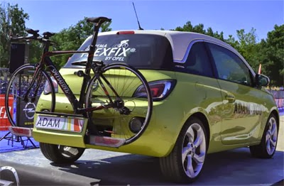 coche con sistema de transporte de bicicletas FlexFix integrado