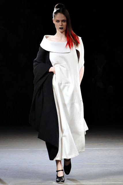 Yohji Yamamoto Fall/Winter 2012 Ready-to-Wear PFW {Cool Chic Style Fashion}