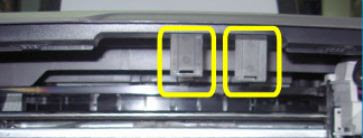 Sostener mangueras de sistema a la altura de los cartuchos.