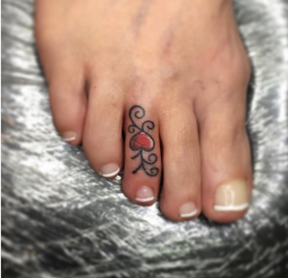 cute toe tattoos ideas men