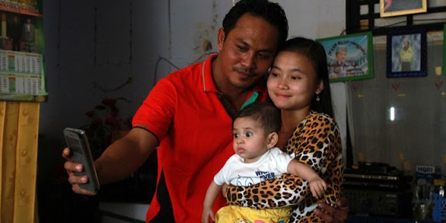 Joko Setyo Sunaryo alias Naryo mengabadikan moment 'selfie' bersama salah satu istri dan anaknya saat berada dirumahnya di Ngabang, Kabupaten Landak, Kalimantan Barat