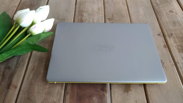 ASUS VivoBook S S430UN, Laptop Stylish Dengan Desain Ergolift yang Menawan 