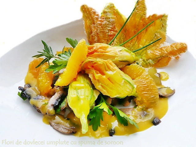 Flori de dovlecei umplute cu spuma de somon