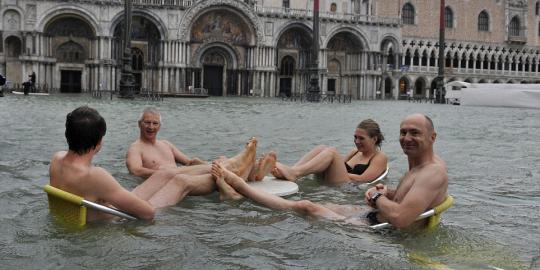 Kebanjiran,kota Venesia Kini Jadi Kolam Renang Raksasa [ www.BlogApaAja.com ]