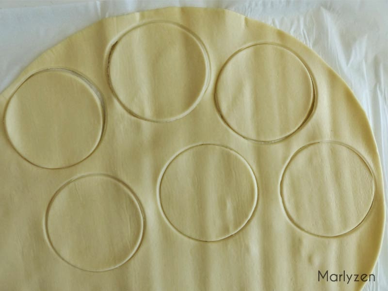 Créez des cercles de pâte brisée.