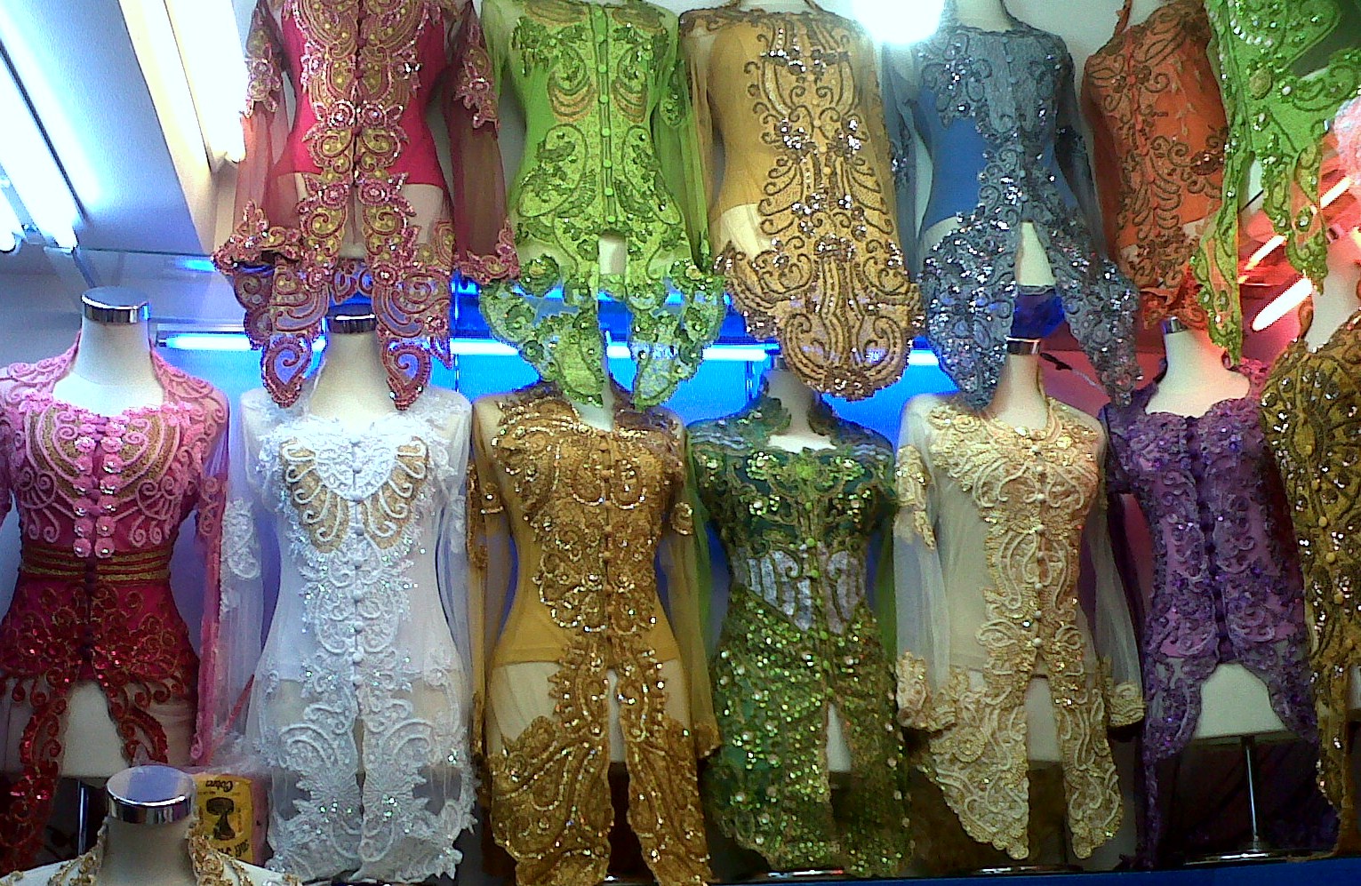 kombinasi baju pengantin brokat warna kontras