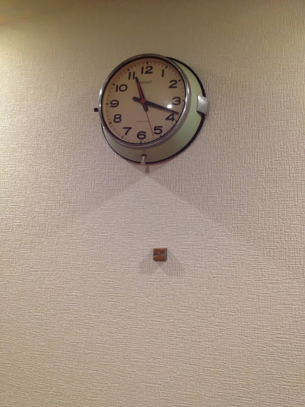 石膏ボードに固定した時計