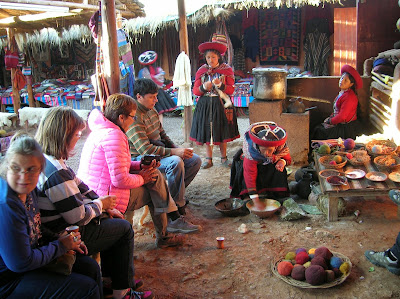 Tejedoras en Chinchero, Ollantaytambo, Perú, La vuelta al mundo de Asun y Ricardo, round the world, mundoporlibre.com