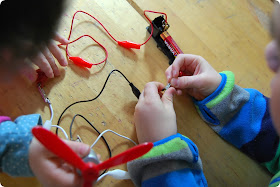 Merci qui ? Merci Montessori !: Premières notions d'électricité
