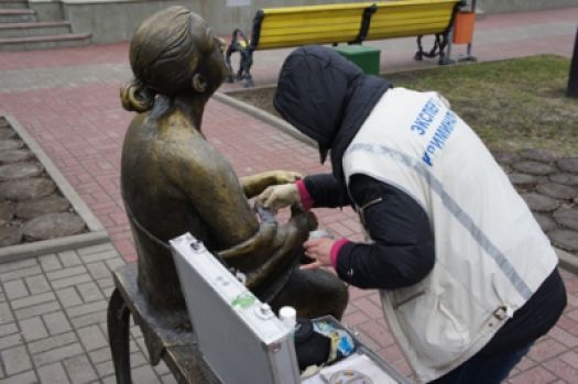 Поступи белгород. Статуя бабушки в Белгороде. Скульптура воспоминание. Скульптура "бабушка" Белгород Автор. Руки статуи бабушки.