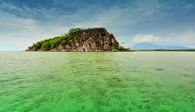 PANTAI TROPIS TERINDAH  DI PULAU NATUNA