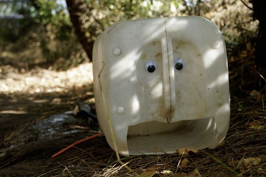 Guy Puts Googly Eyes On Broken Street Objects And The Result Is Hilarious