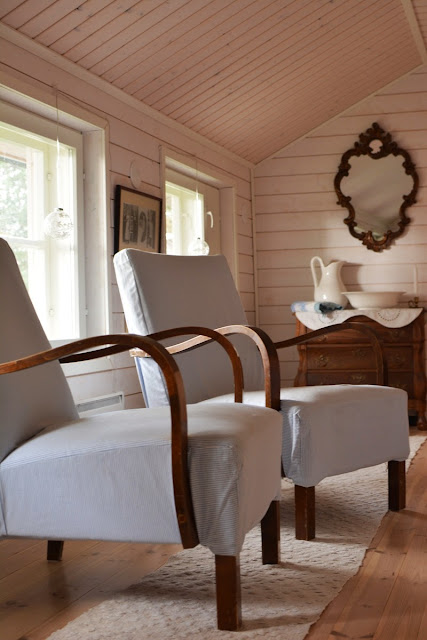 Muonamiehen mökki - Tanskalaistyylinen makuuhuone ja vanhat nojatuolit