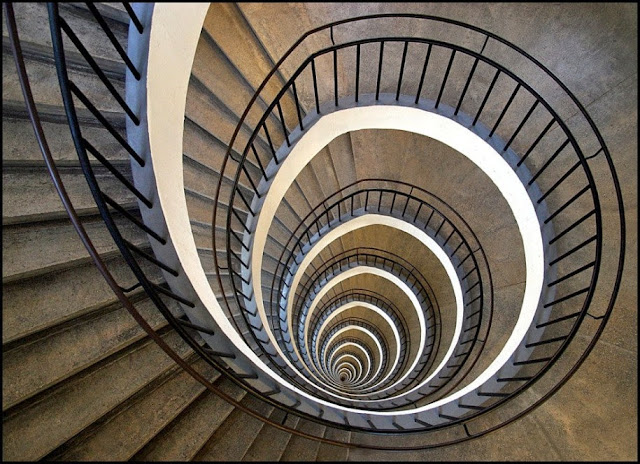 How to Build a Circular Staircase picture