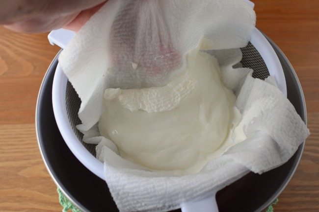 Cómo hacer yogurt casero estilo griego usando servilletas de papel.