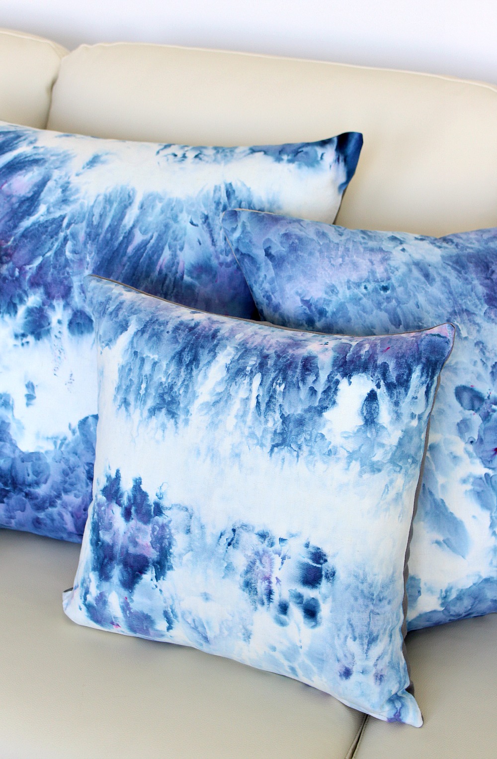 Modern Craft Ideas DIY Ice Dye Pillows | @danslelakehouse