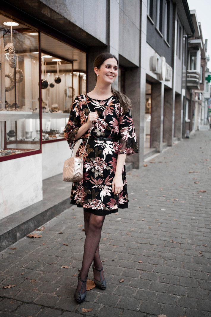 Outfit holiday party look in pink sequins by Closet London THE