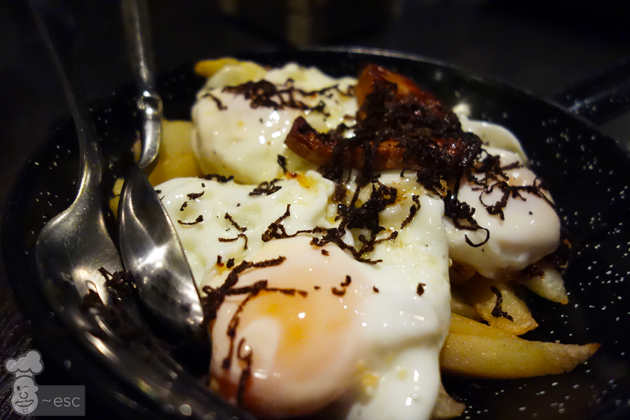Huevos estrellados con patatas y trufa