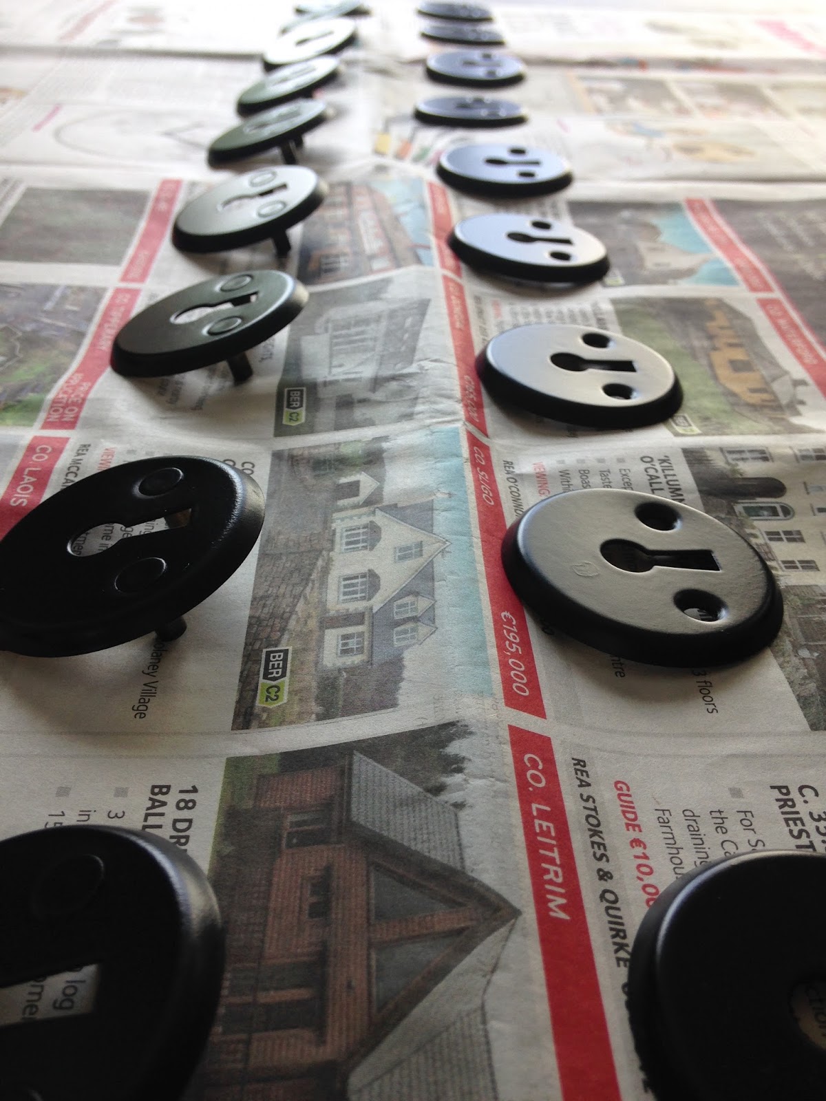 Spray Painting Interior Door handles Maison Jen