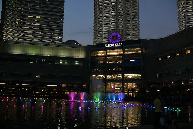 Fontanna przed Petronas Towers