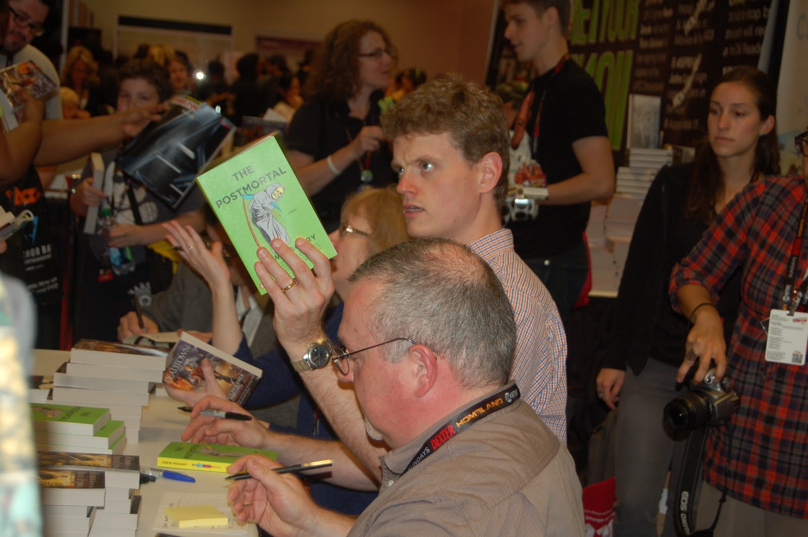 Midnyte Reader: NY Comic Con 2011 recap - Book and comic signings.