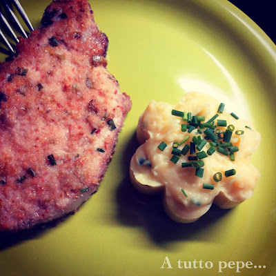 costate di maiale in crosta di olive e purè con erba cipollina... ricetta salva cena!