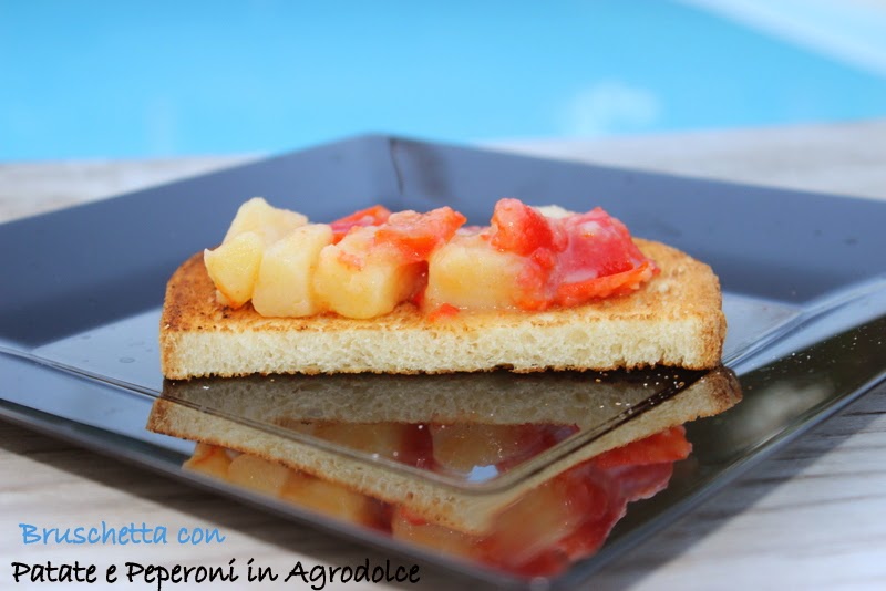 bruschette con patate e peperoni in agrodolce