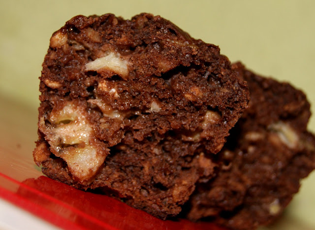 czekoladowe muffinki  z bananami i orzechami