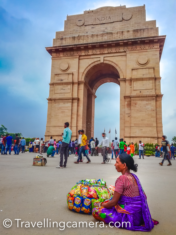 Today, India Gate has also come to be known as the place where the common people of Delhi and beyond gather on a pleasant day or in evenings and hangout till late in the night munching on spicy bhelpuri, golgappe, and sweet potato chaat.