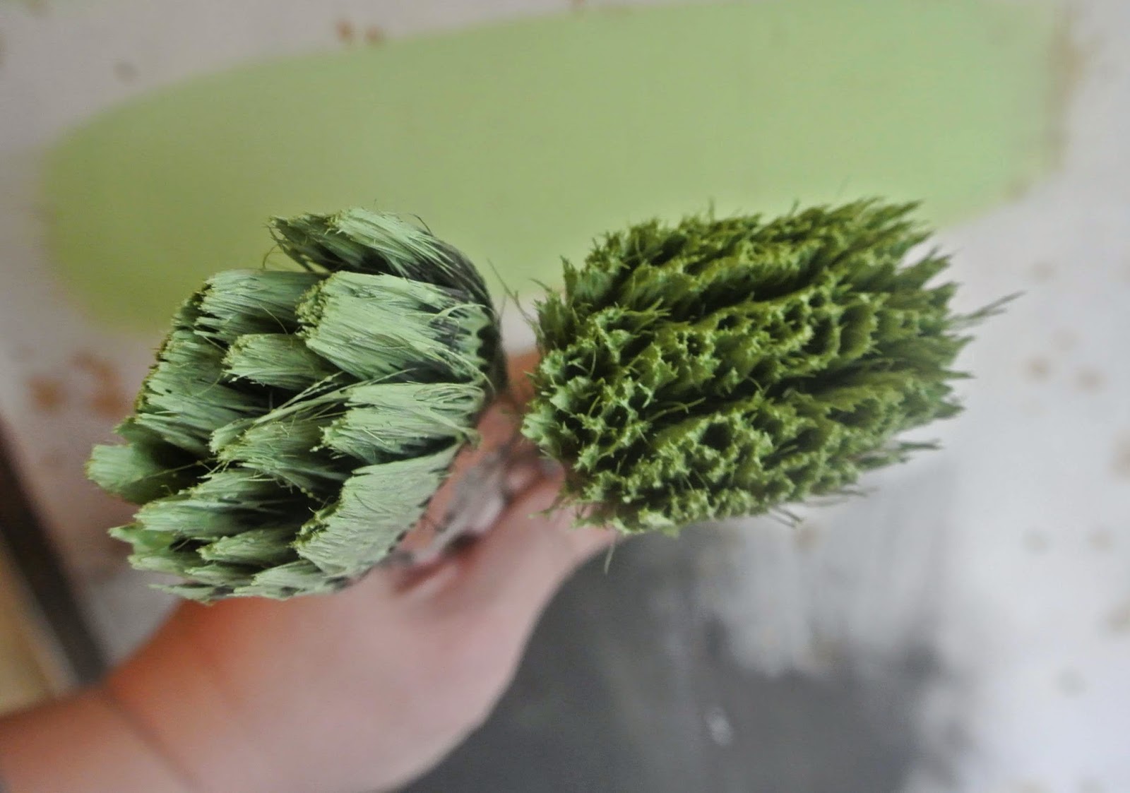 Madame Butterfly Chalky Paint Round Brush vs Flat Brush when painting