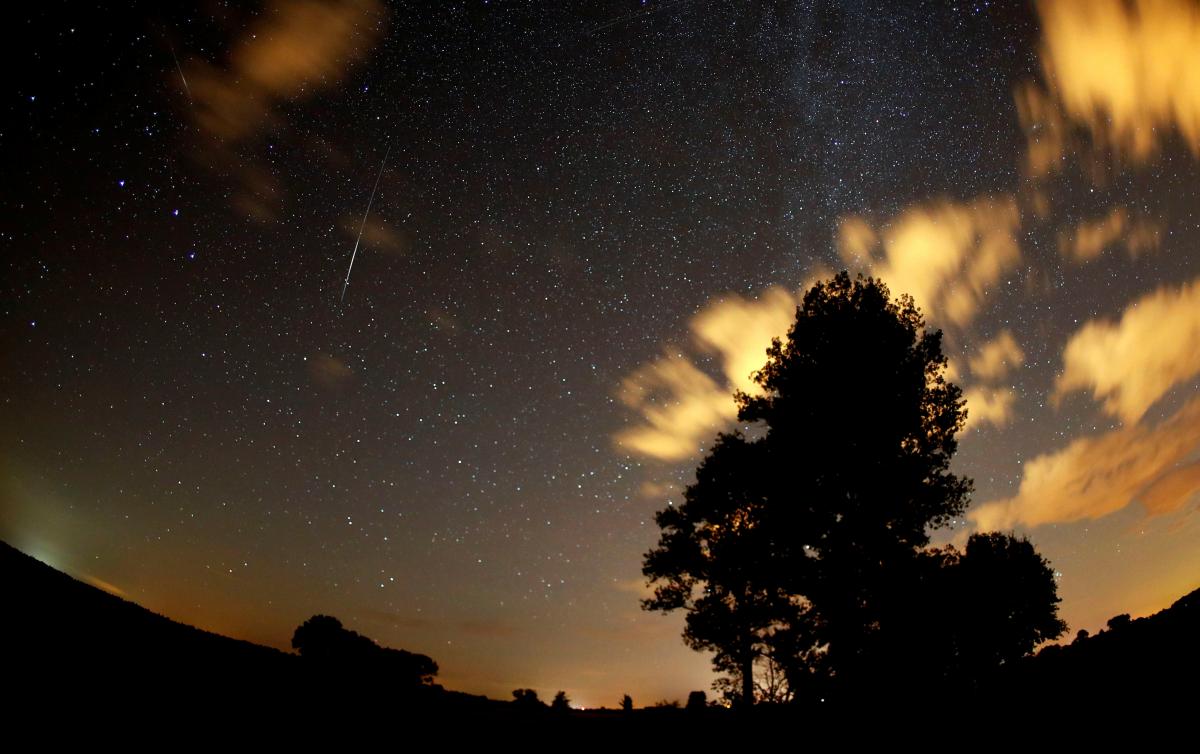 Белорусский под звездопадом. Метеорный поток Персеиды. Звездопад. Звездопад небо. Ночное небо с просветом.