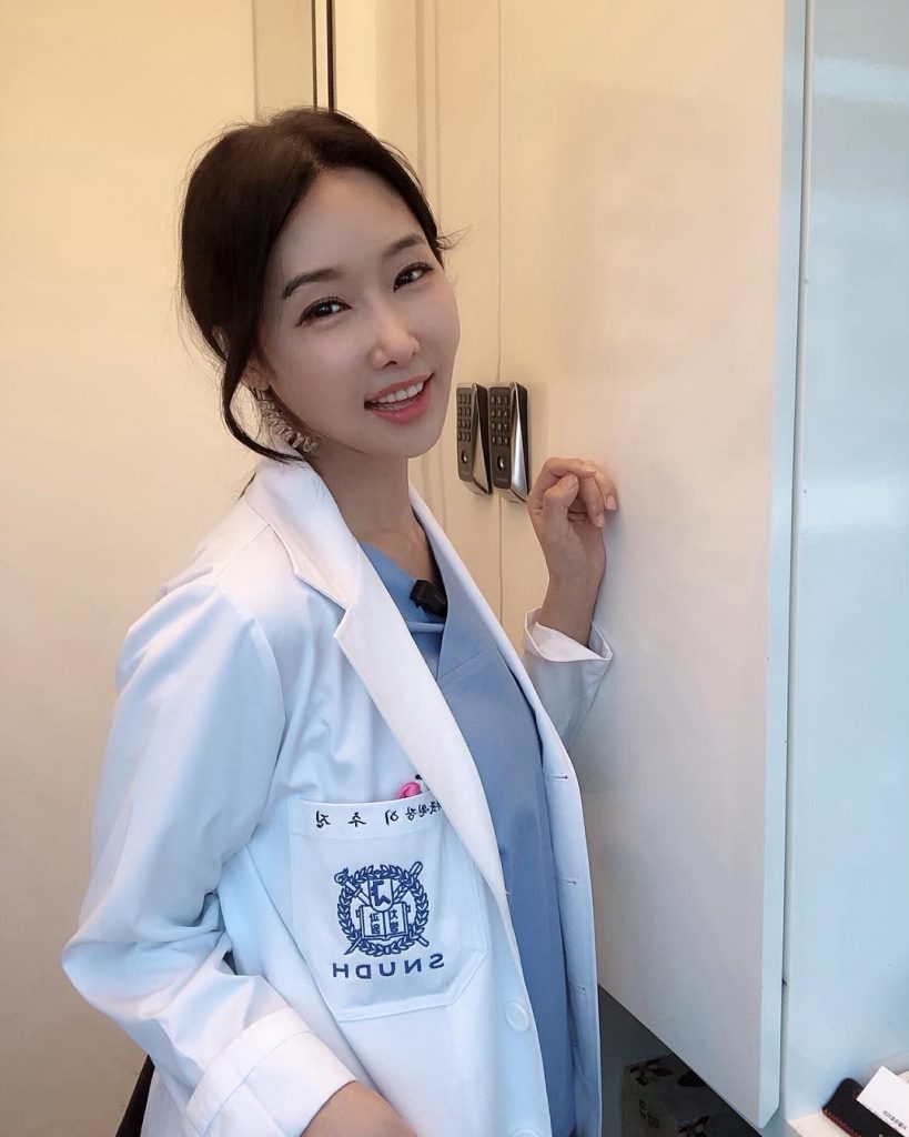 World's Hottest 48YearOld Korean Dentist Stuns the with Her