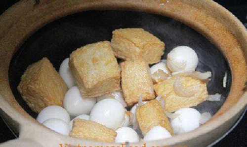 Cách làm trứng cút kho đậu hũ Cho-dau-va-trung-cut-vao-noi