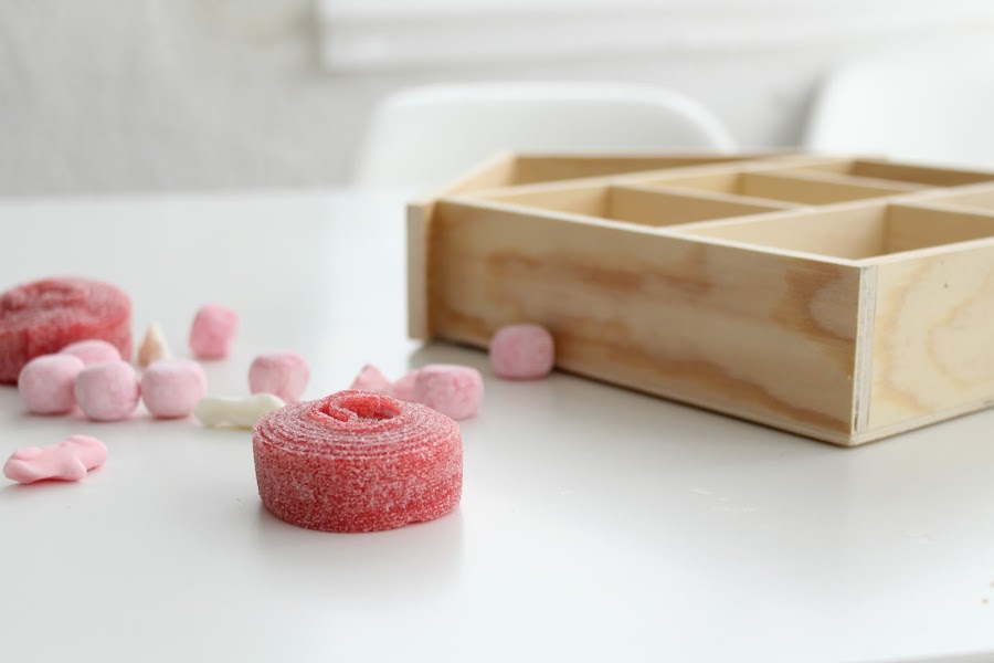 casita de madera con chuches para regalo de bebé