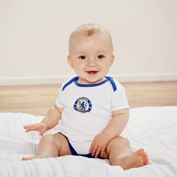 Kumpulan Foto Bayi Lucu Pakai Baju Seragam Sepak Bola Chelsea