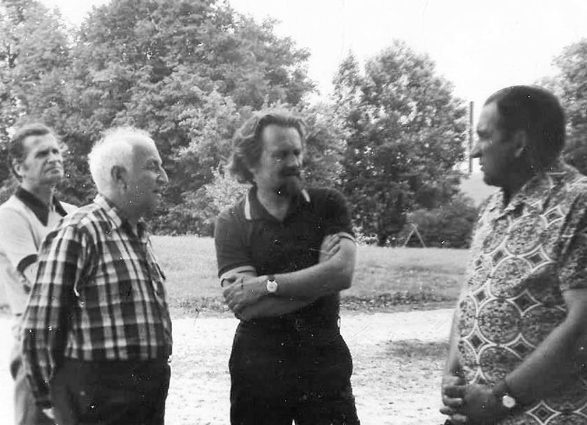 Rakstnieki un žurnālisti Valllē 1975. gadā - labajā pusē Jānis Elksnis, pa kreisi Miervaldis Birze