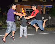 . mengatakan kawan aku dekat rumah hanya perempuan. (dsc hahah)