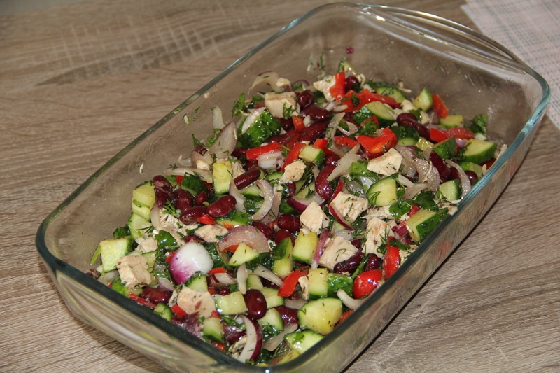 салат с фасолью и курицей и огурцом. салат с фасолью и огурцами свежими. салат фасоль сыр огурец свежий. салат с фасолью и огурцом. салат с красной фасолью и копченой колбасой.