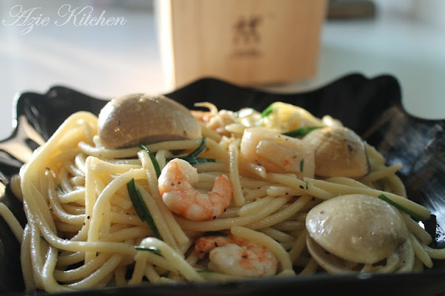 Spaghetti With Prawns, Clams and Scallops