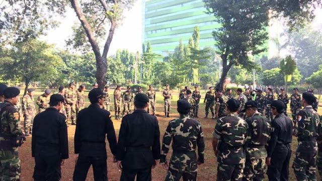 Video: Pria Penyusup Kibarkan Bendera Tauhid saat Hari Santri di Garut Video: Pria Penyusup Kibarkan Bendera Tauhid saat Hari Santri di Garut