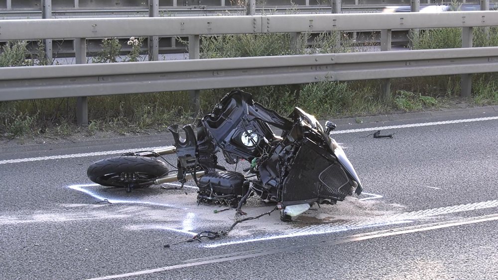 Nrw Aktuell Tv Monchengladbach Motorradfahrer Verliert Sein Leben Bei Verkehrsunfall Auf Der A61 Krad Vollig Zerstort