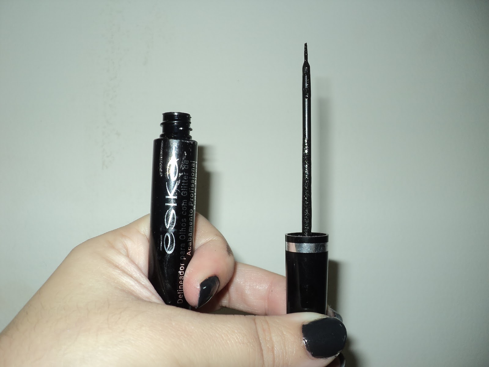 Manguita Rosa Delineador Preto da Ésika