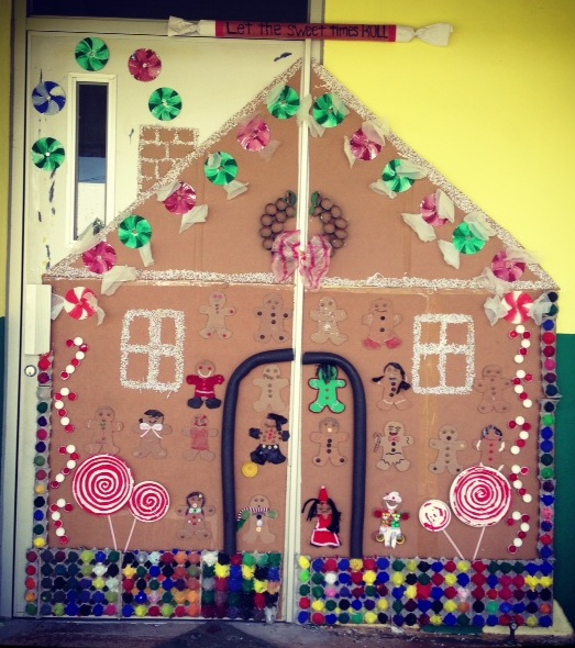 25 halloween front door décorations that you’ll love Aiming High! News from the Canary's Nest: Creative Holiday Door Decorations