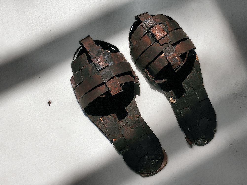 7 пар сапог. Истоптанные тапочки. Зимние ботинки на белом фоне. 7 пар сапог. 7 пар сапог.