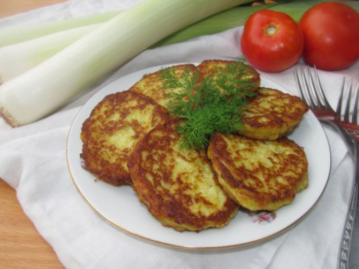 луковые оладьи на сковороде с манкой. оладьи из лука репчатого. луковые оладьи на сковороде. луковые оладьи с манкой с яйцом на сковороде. лук яйцо мука оладьи.