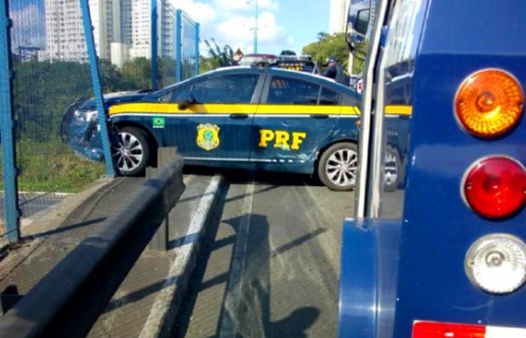 Viatura da PRF quase cai de viaduto após colidir com carro-forte em Salvador