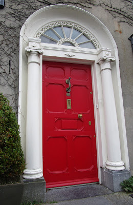 punainen ovi