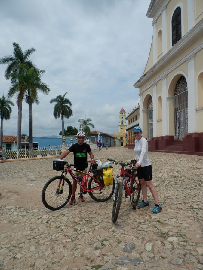 enlacima-de-paseo-en-btt-por-trinidad-de-cuba-bajo-un-calor-intenso